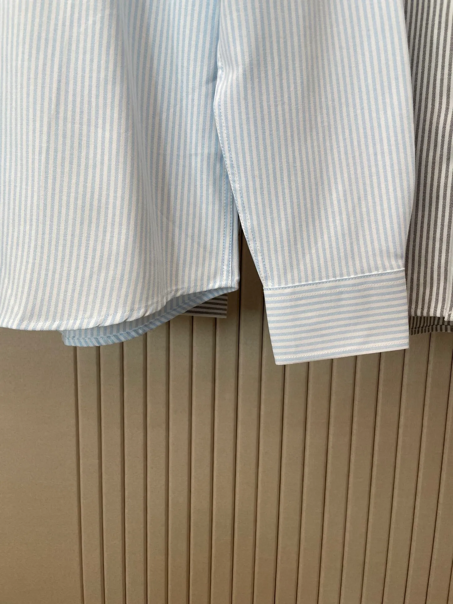 P220 🌸🌸🌸 POLO Ralph Lauren [High Quality] Classic shirt! The classic casual shirt made of pure cotton Oxford cloth has a unique design. It has a simple, clean and classic silhouette design. It is a versatile style that can be switched at will. The fabric feels soft and delicate, highly breathable, and is close to the skin and comfortable to wear. It can be worn alone as an inner layer. Its versatile performance is beyond your imagination! The upper body of the ready-to-wear is simple and classic yet elegant! Size:M-XXL